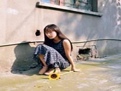 老头添女荫道口视频,父爱如山，伞下温情暖人心-1
